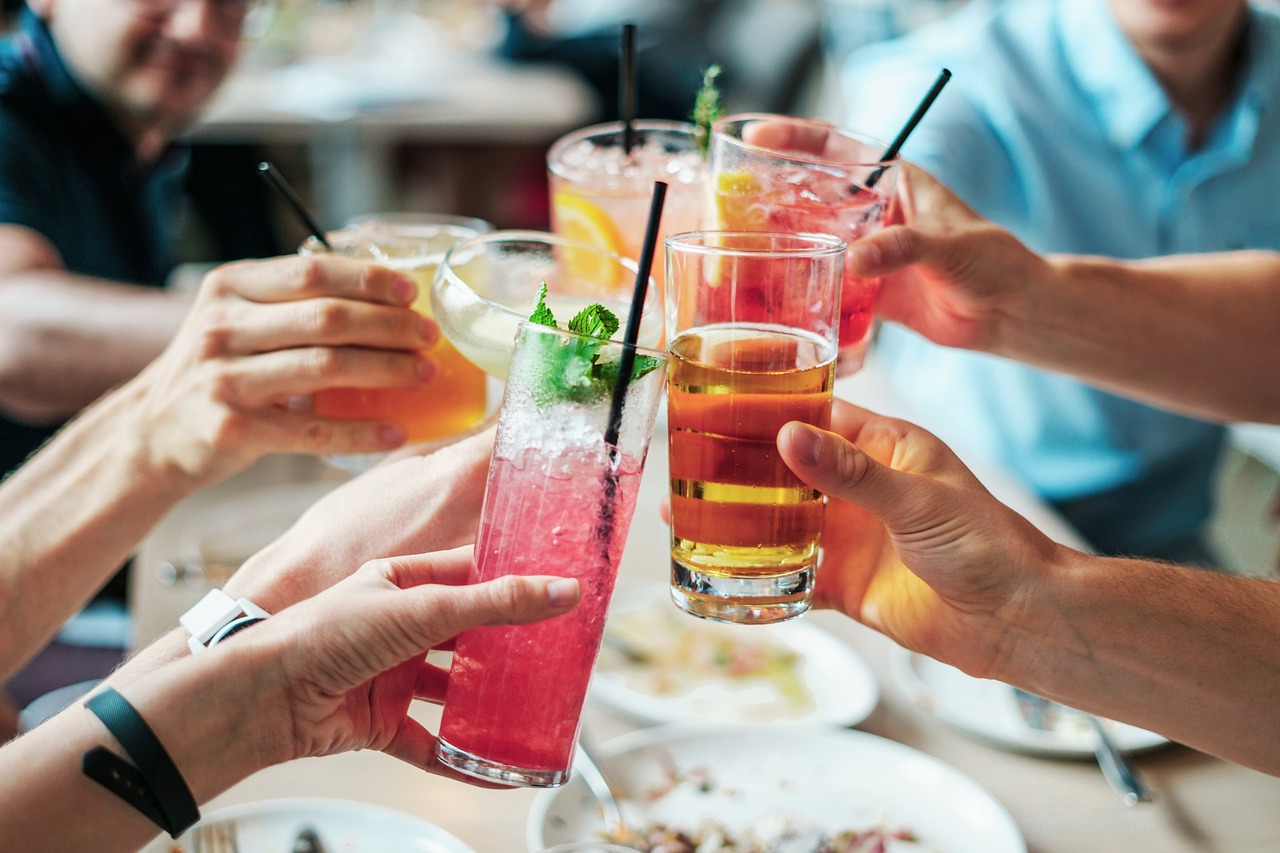 Sanidad aconseja limitar el consumo de alcohol en bares y restaurantes